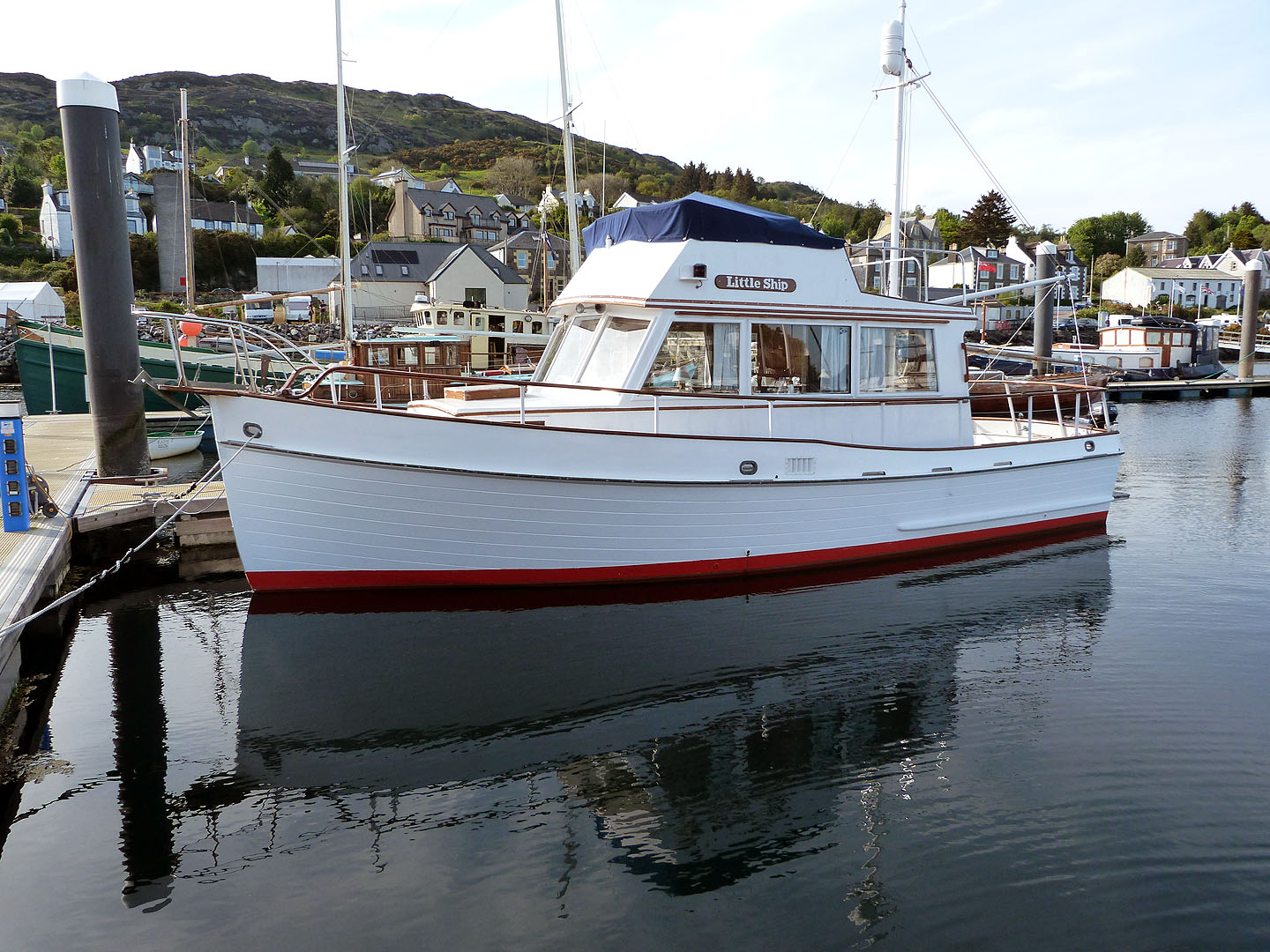Grand Banks 32 Wooden Single Engine Motor Yacht For Sale