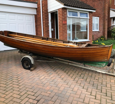 Wooden rowing and sailing skiff for sail